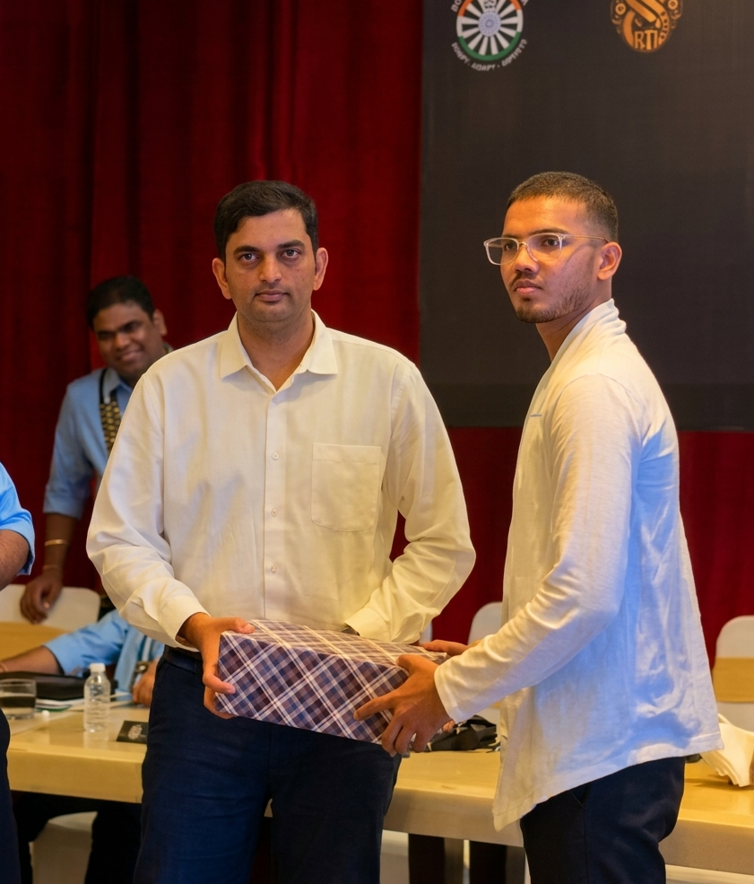 Shashee Pratap Singh founder of spdigitworld receiving Mirzapur Round Table award